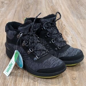 ❤️🩶🖤NWT Bzees Gray and Black Ankle Boots with Green Accents Women's size 7 M❤️